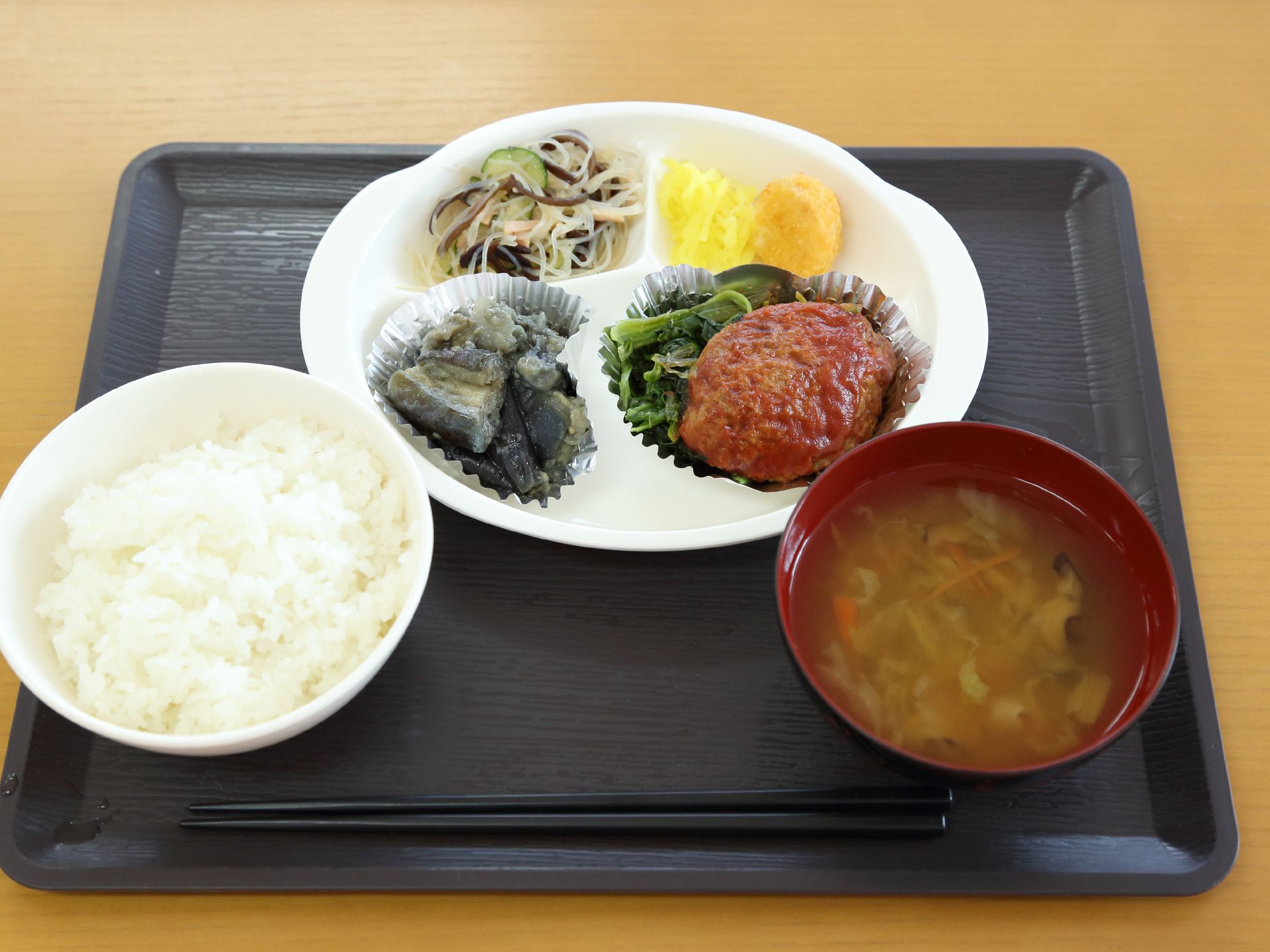 栄養バランスを考えた食事をトレイに乗せて提供している。メインのおかずはワンプレートで提供される。メインプレートは割れない容器を使用している。