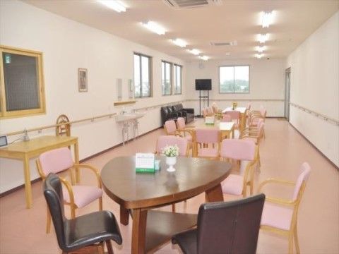 ヒルズ新里のダイニング。お食事以外にも、イベントやレクリエーションなどの催しもこちらで行っております。