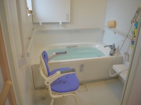 ヒルズ新里の浴室。お一人でのご入浴も安心していただけるナースコールを完備した浴室です。