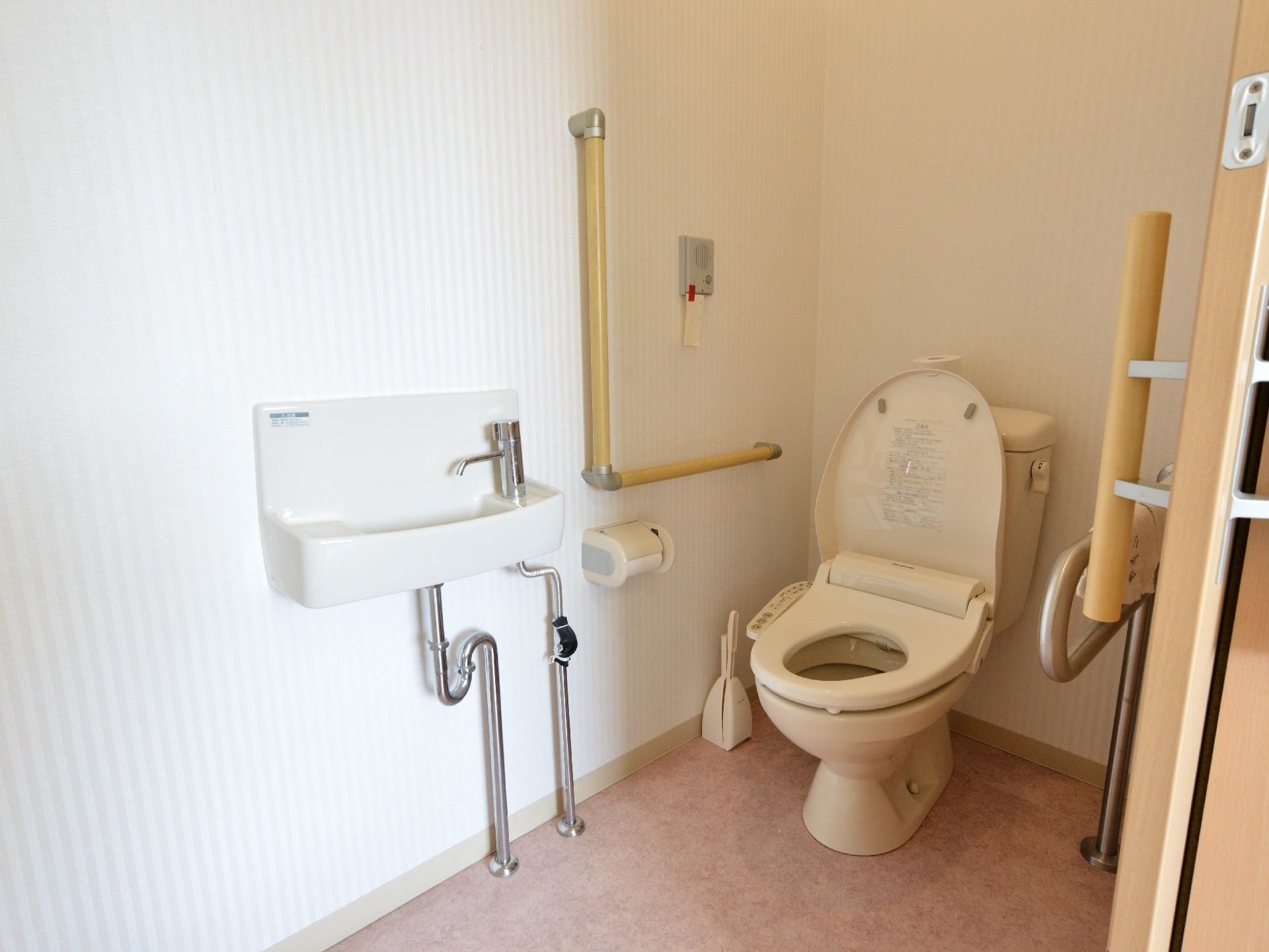 居室内に設けられた個人専用のトイレとなっております。お気軽にご利用になれます。