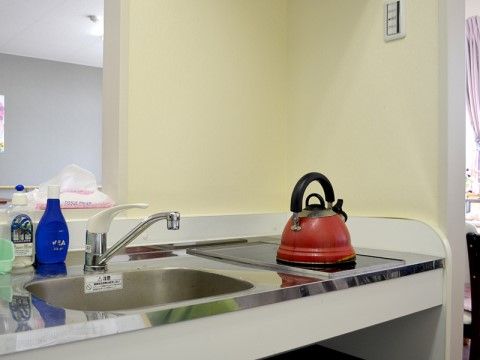 居室内にあるミニキッチンはIHコンロを設置しており、安心して使用していただけます。