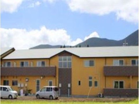 「二ツ山安寿」の外観。外壁は柑橘色で視認性が良く、分かりやすく見つけやすい。