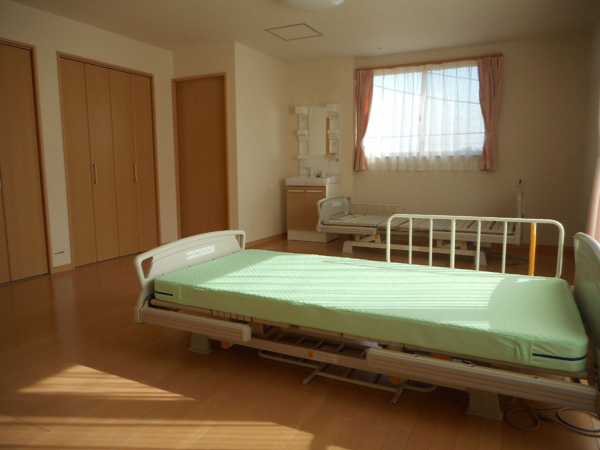 「二ツ山安寿」の夫婦部屋。居室の温度を保ちやすいよう、2面の窓を設置しており、風通しの良い居室である。