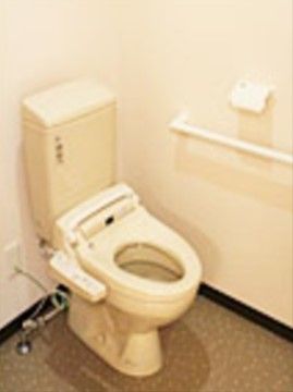 「二ツ山安寿」のトイレ。タンクレス型のウォシュレットが付いた高機能なトイレを設置している。