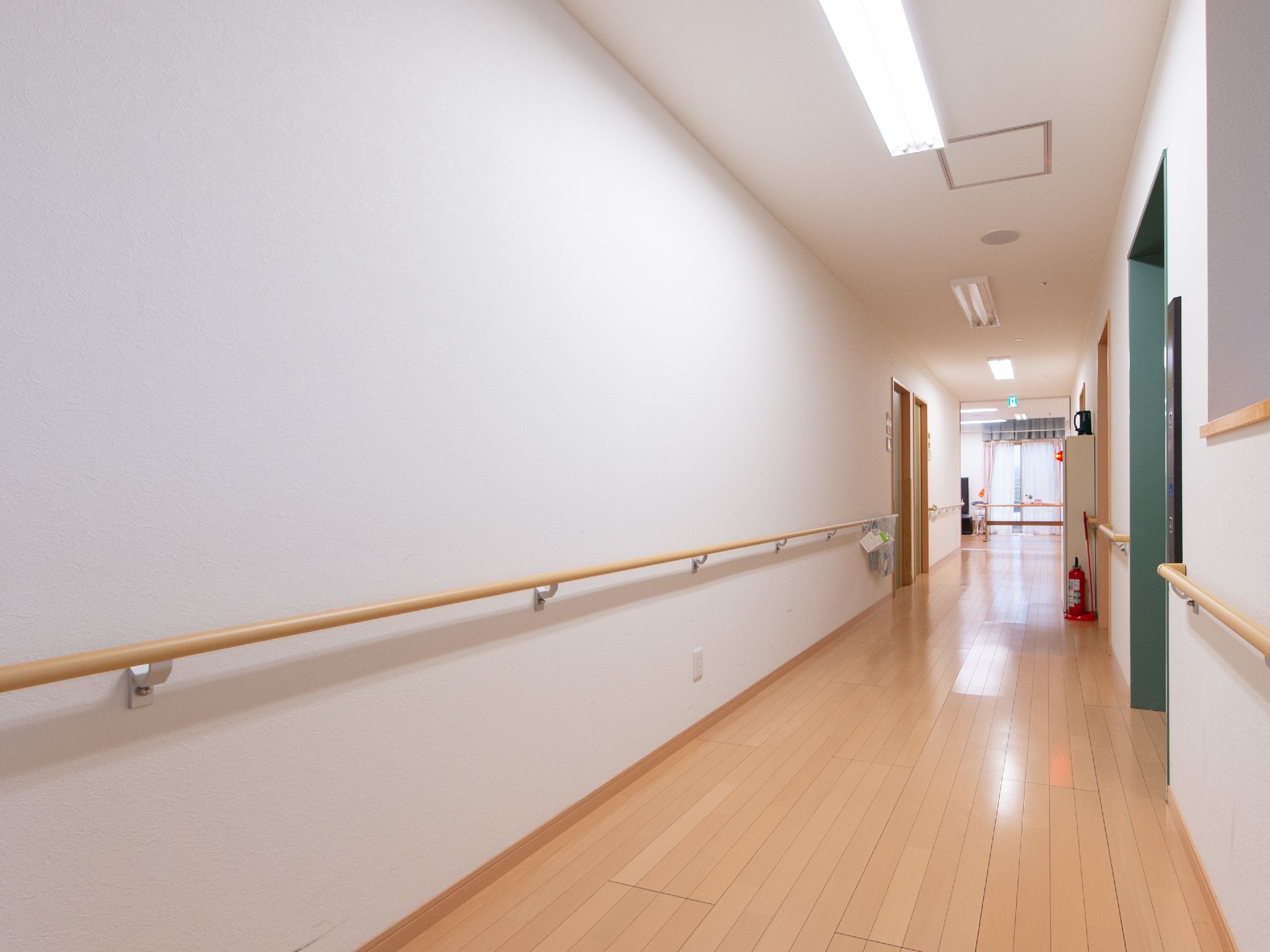 まっすぐで幅の広い廊下である。両側の壁には手すりがしっかりと備わっており、歩行訓練のリハビリにも使うことができる。