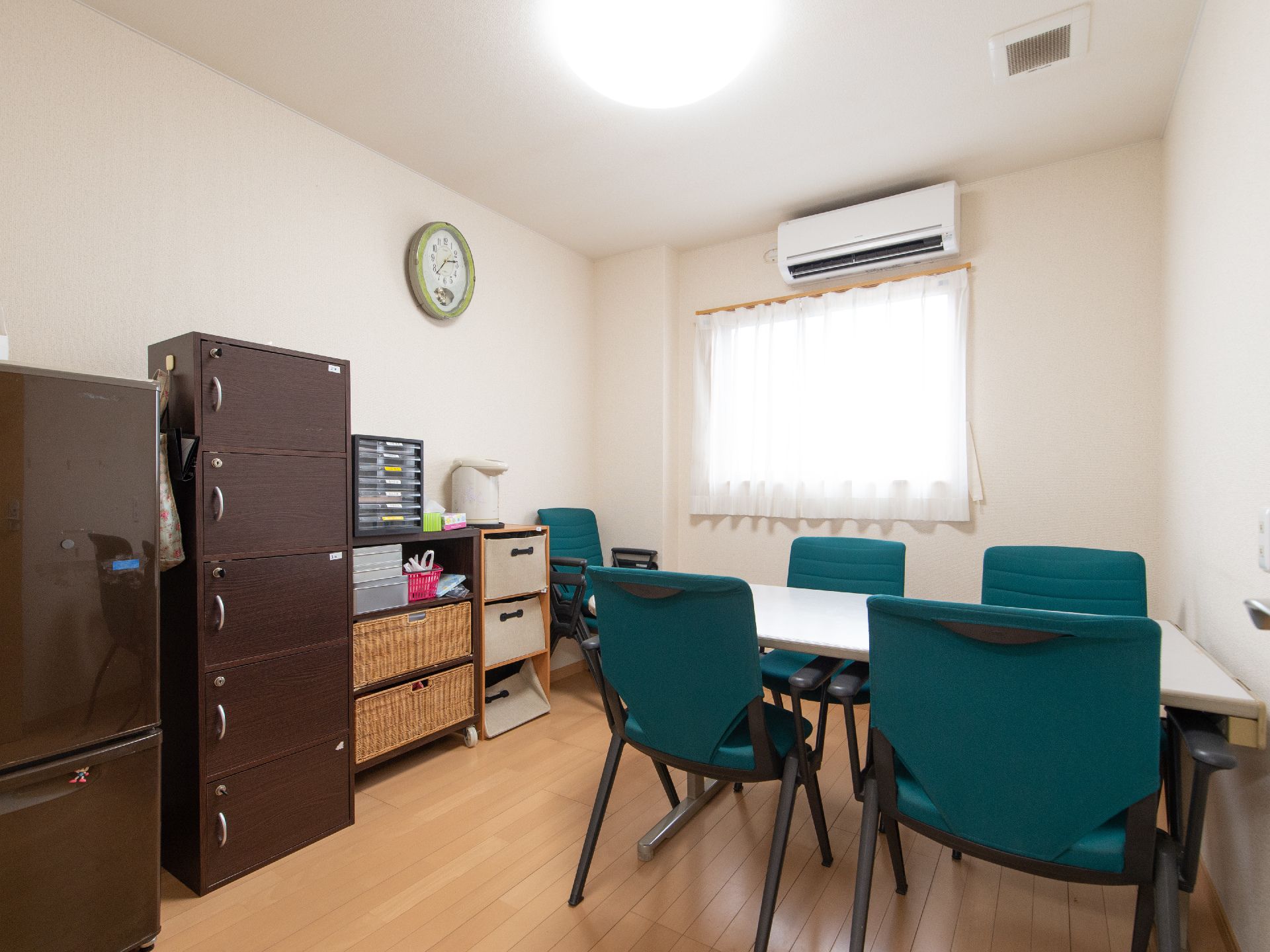 テーブルや椅子、書類保管庫、冷蔵庫が備わった部屋である。ポットがあり、飲み物を準備することができる。