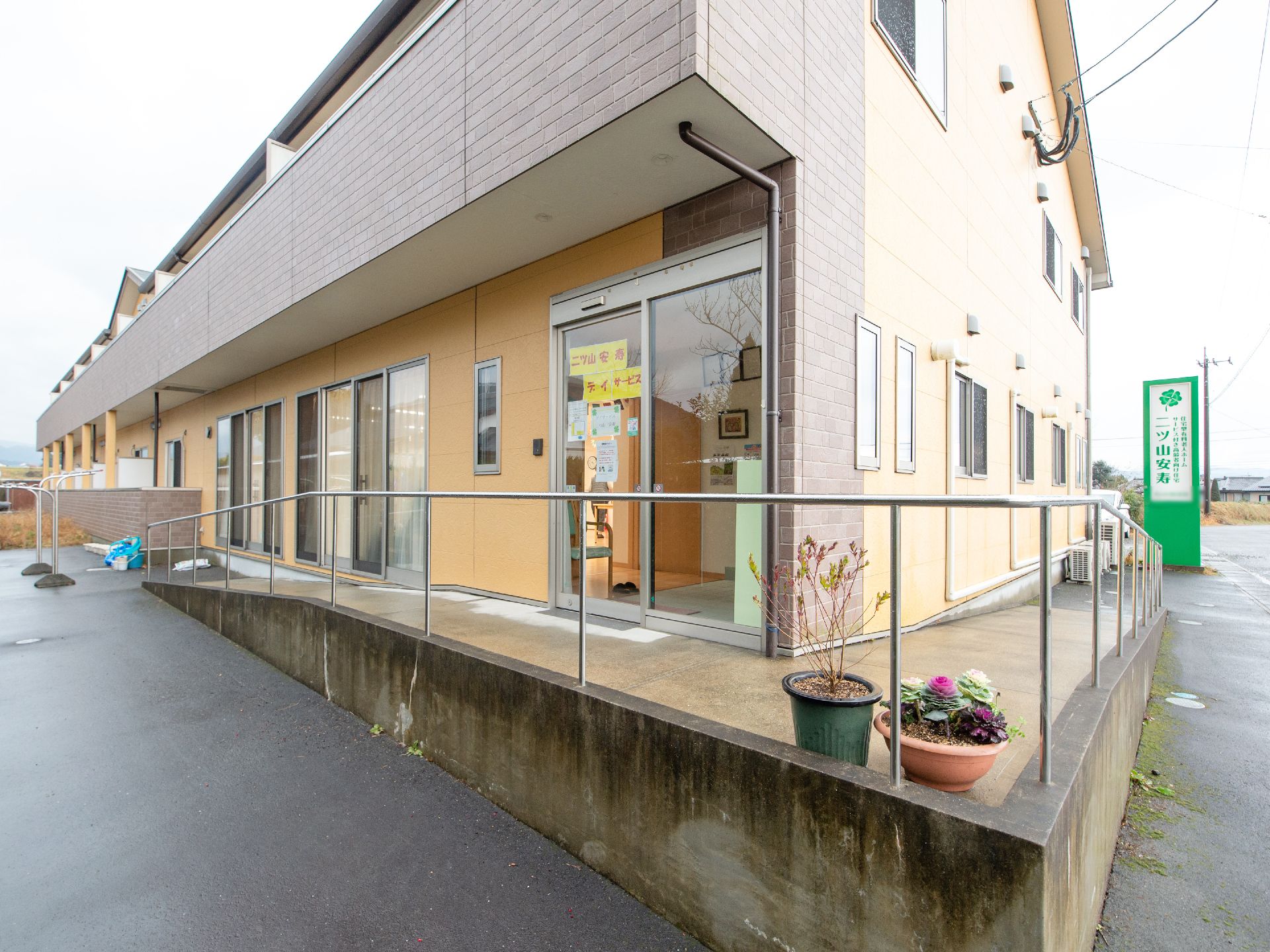 玄関の前にはスロープが設置されている。建物の角にある玄関を中心としてL字型に2方向へ向かうことができる。