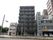 大きい通りに面した、落ち着いた色合いの7階建ての当施設。各部屋のベランダには手すりを設置し、転落防止を図っている。