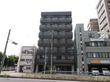 大きい通りに面した、落ち着いた色合いの7階建ての当施設。各部屋のベランダには手すりを設置し、転落防止を図っている。