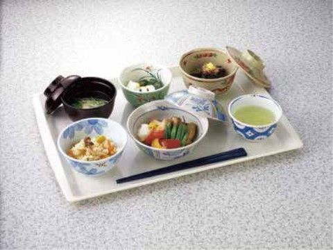 「エイム新栄」のお食事。体調の優れない日は、スタッフが介護食、医療食を用意できる。