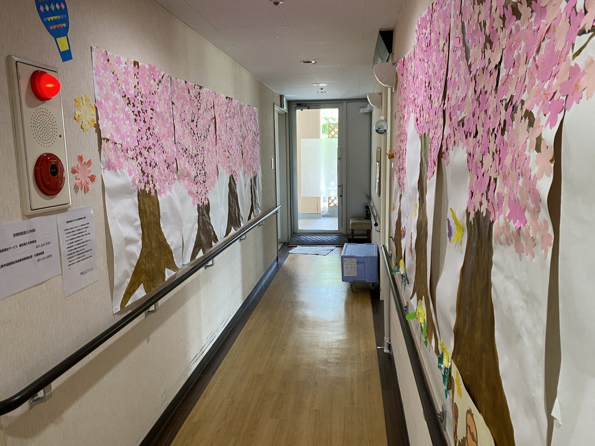桜の壁画がある廊下