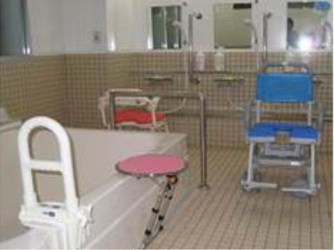 広々としていて手すりの多く設置された浴室