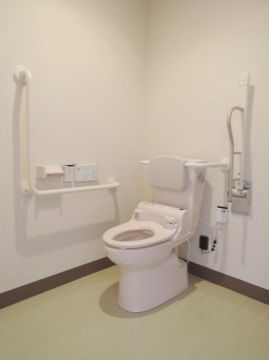 「アンジュ」の居室・トイレ。L字型の介助手すりを設置しており、車椅子の方も利用がしやすい。