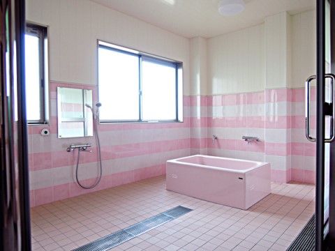 「アンジュ」の浴室。換気用の窓が設置し、スタッフが掃除をしやすい工夫もされている。