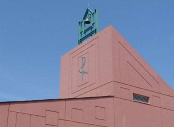 ピンクの壁の建物外観