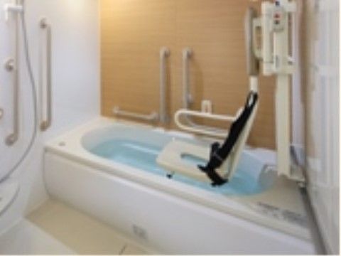 浴室にはリフト付きの浴槽が設置されている。浴槽の周囲には手すりが十分に設けられ、安全に入浴することができる。