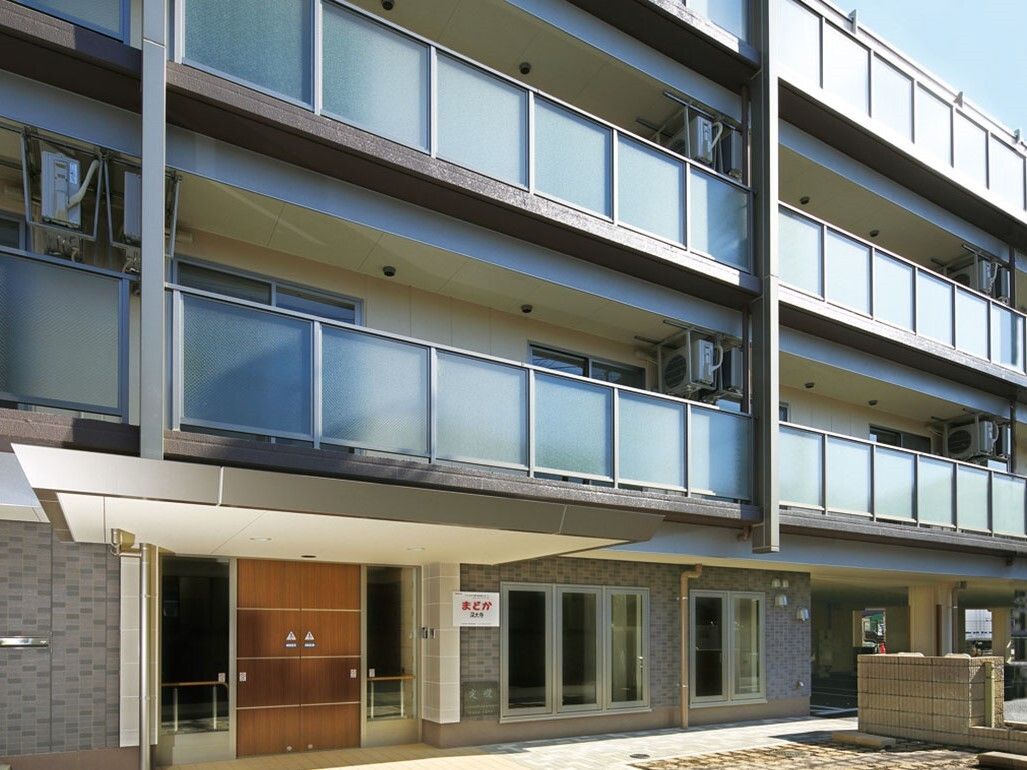 各居室にベランダが設けられた４階建ての建物である。１階の玄関には屋根が設置され、周囲はフラットな設計になっている。