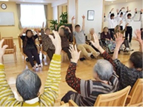 共有スペースでは、健康を維持していただくためのさまざまな体操が行われている。共同で行うことによって、コミュニケーションも生まれる。