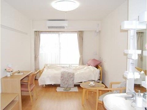 ベストライフ逗子の居室。白を基調とした部屋
