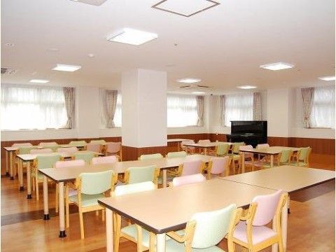 ベストライフ逗子のダイニングルーム。イスとテーブルが並ぶ。