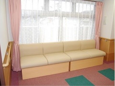 ベストライフ逗子の談話コーナー。壁側にソファが設置。