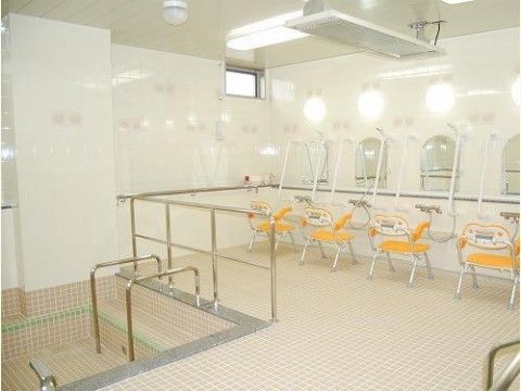 ベストライフ逗子の一般浴室。シャワーを複数設置。