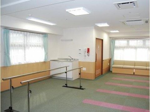 ベストライフ逗子の機能訓練室。平行棒などを設置。
