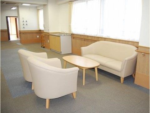 ベストライフ東松山の談話コーナー。対面型にソファを設置。