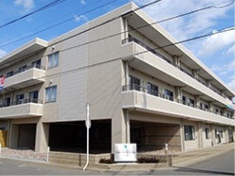 ベストライフ大宮北の外観。３階建ての施設。