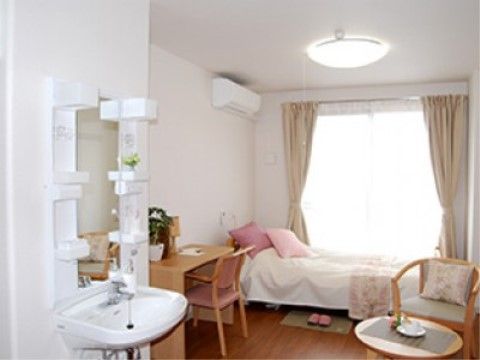 ベストライフ大宮北の居室。ベッと洗面台を設置。