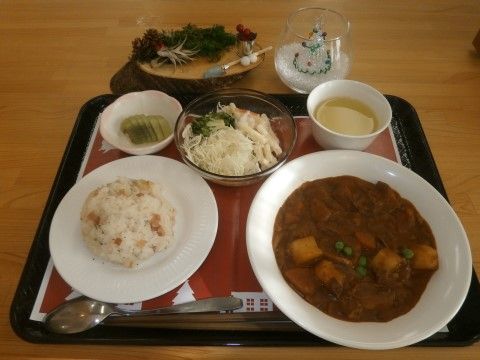 「ニチイケアセンター宇治春日の森」の行事食。おやつの時間には、苺のショートケーキや珈琲がセットになっている。