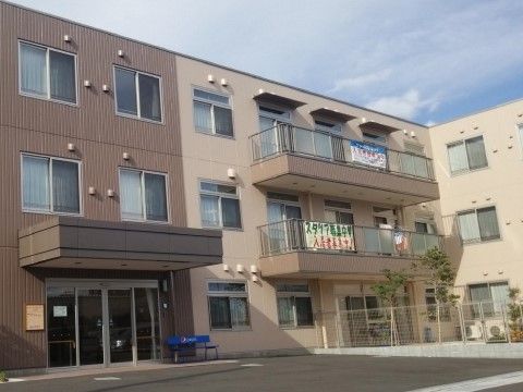 「ニチイケアセンターこゆるぎ」の外観。3色カラーリングが目印で、分かりやすい位置になっている。