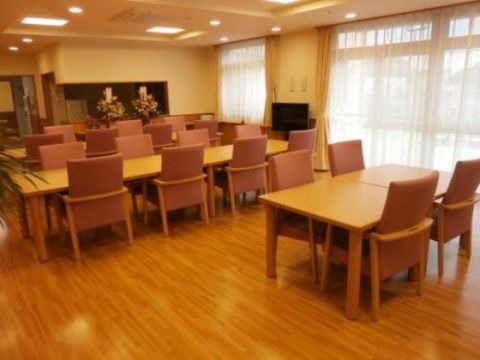「ニチイケアセンターこゆるぎ」のリビング。窓側に設置されており、採光性にも優れたリビング空間を演出している。