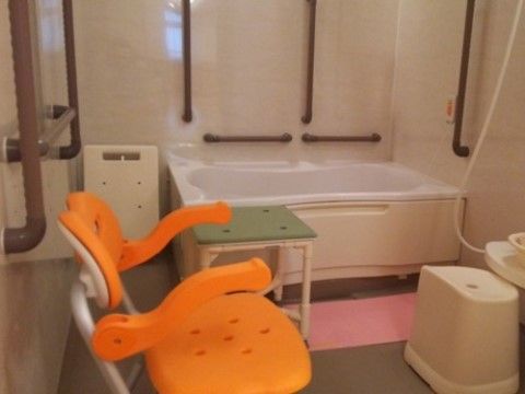 「ニチイケアセンターこゆるぎ」の個別浴室。シャワーチェアが完備され、楽な姿勢でシャワーをすることができる。