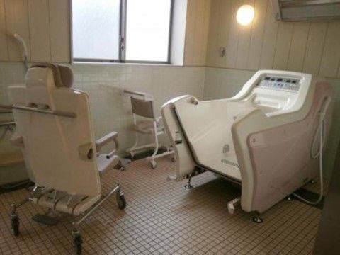 「ニチイケアセンターこゆるぎ」の機械浴室。寝たきりの方や体の自由が利かない方も利用できる介護浴槽を完備している。