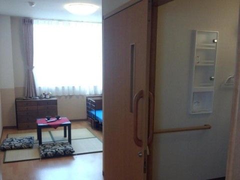「ニチイケアセンターこゆるぎ」の居室。居室に家具が散らばることがないよう、大容量の収容スペースを確保している。