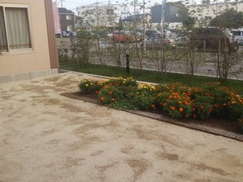 「ニチイケアセンターこゆるぎ」の中庭。花々が植えられ観賞しながら、心を落ち着きやすい。