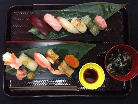 「ニチイケアセンターこゆるぎ」のお寿司。レクリエーションで楽しみを増やすことでワクワク感を忘れない。