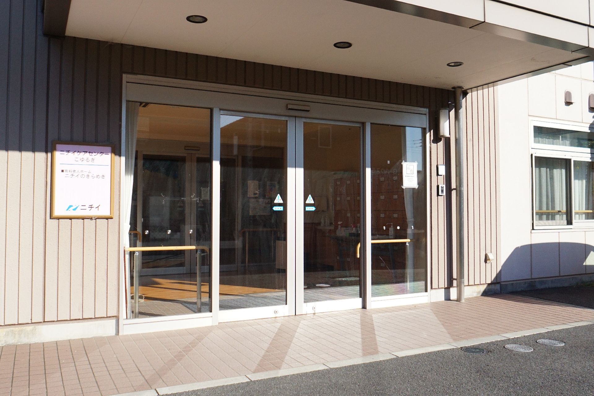 自動ドアが設置されたエントランス