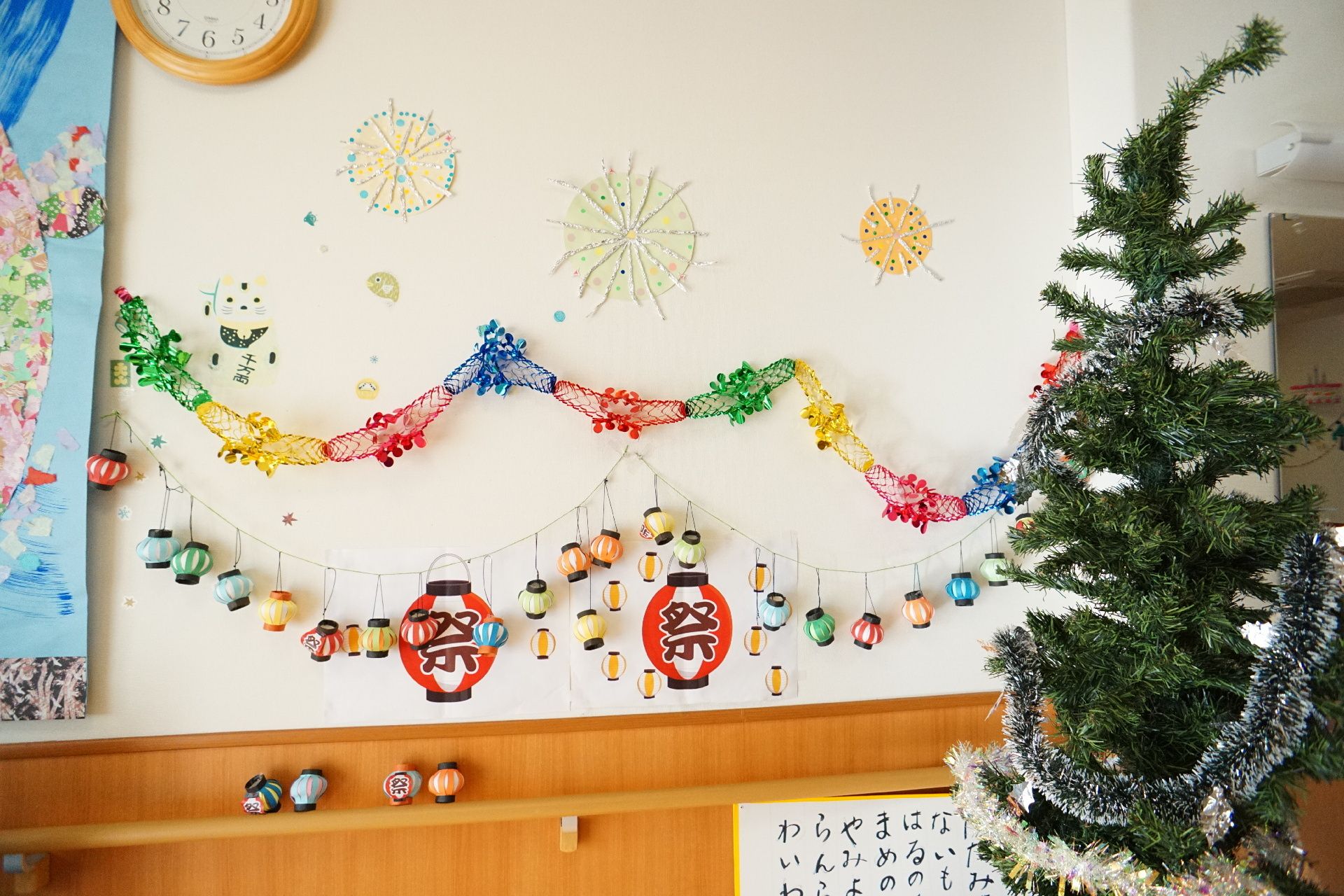 クリスマスの飾り付けがされた介護付き有料老人ホームの室内