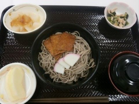 「ニチイケアセンター伊東かどの」のリクエスト食。希望に沿いながら、食事メニューをいただける工夫をしている。
