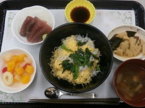 「ニチイケアセンター伊東かどの」のお花見御膳。行事、祝日、誕生日に合わせたお食事メニューを用意している。
