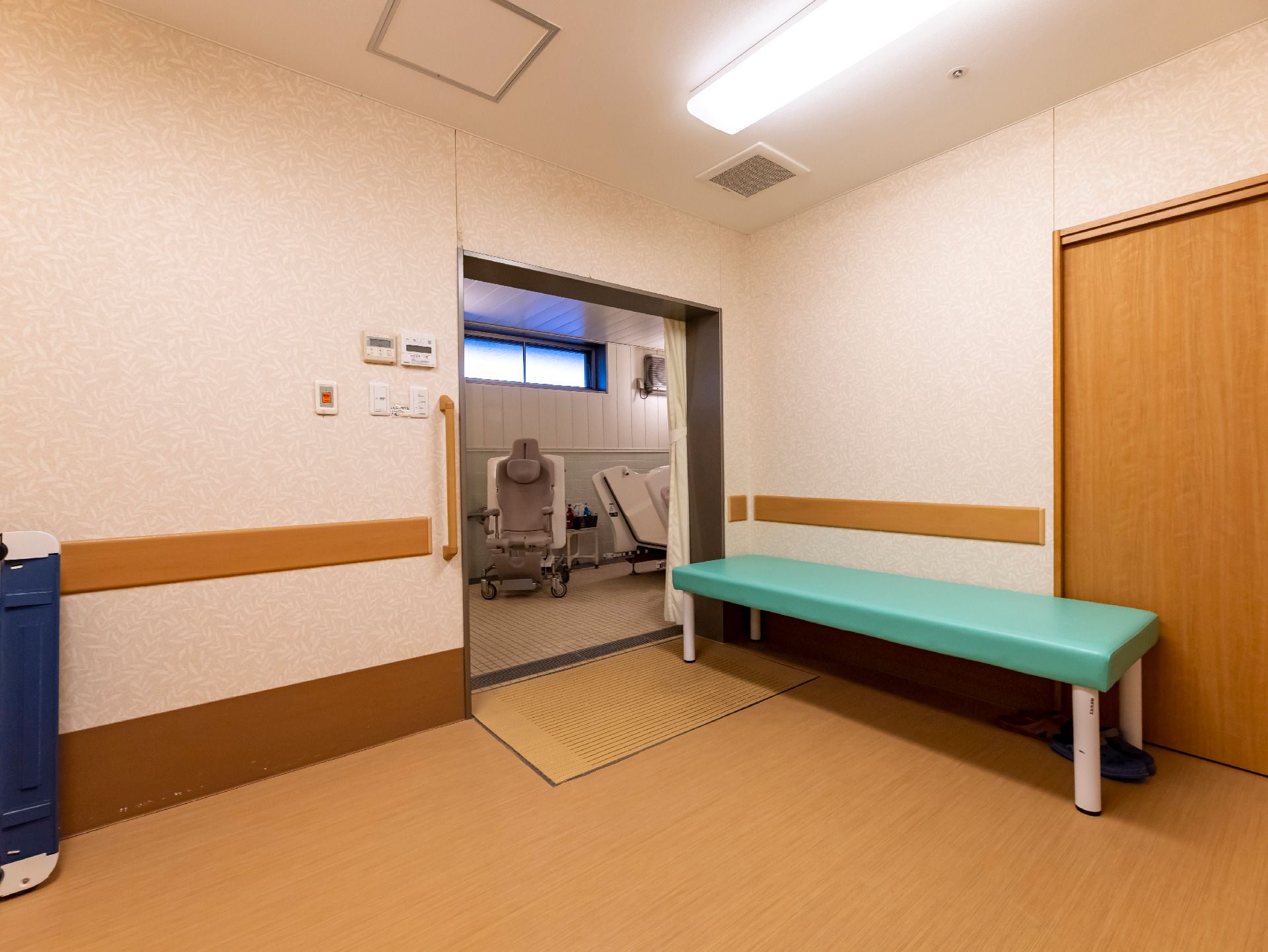段差を減らしている脱衣所の扉