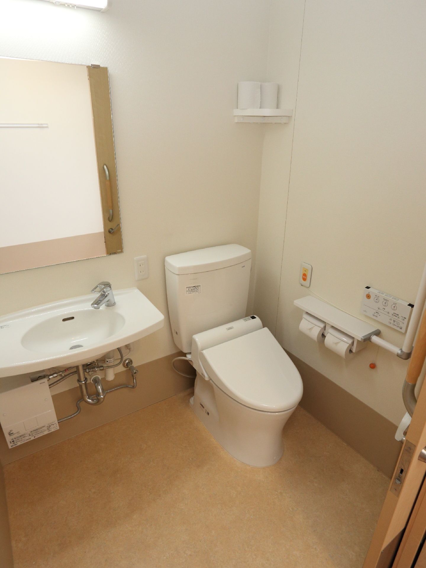 立ち居の時に使用すると便利な手すりや、有事の際に助けを呼べるナースコールが室内の壁に設置されている。