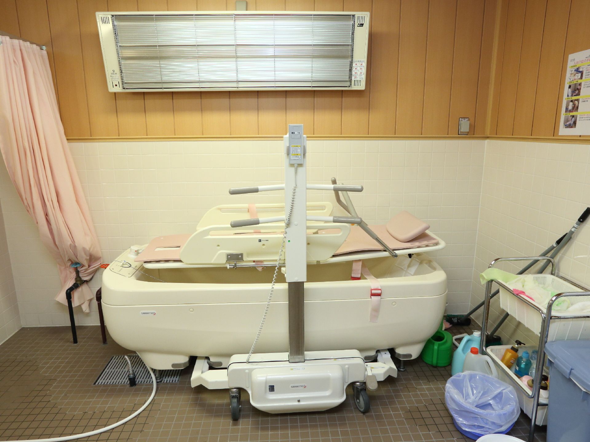 寝たきりの方が、お風呂に入れる特別浴室がある。体が落ちないようにリフトの上に体を固定して、専用の浴槽で入浴できる。