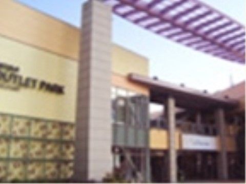 ホームから2.3キロメートルの場所にアウトレットモールがある。国内外のブランド品が安価に入手できる。