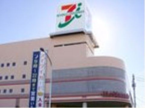 ホームから750メートルの所には、食料品や衣料品、日用雑貨が購入できる中規模のスーパーマーケットがある。