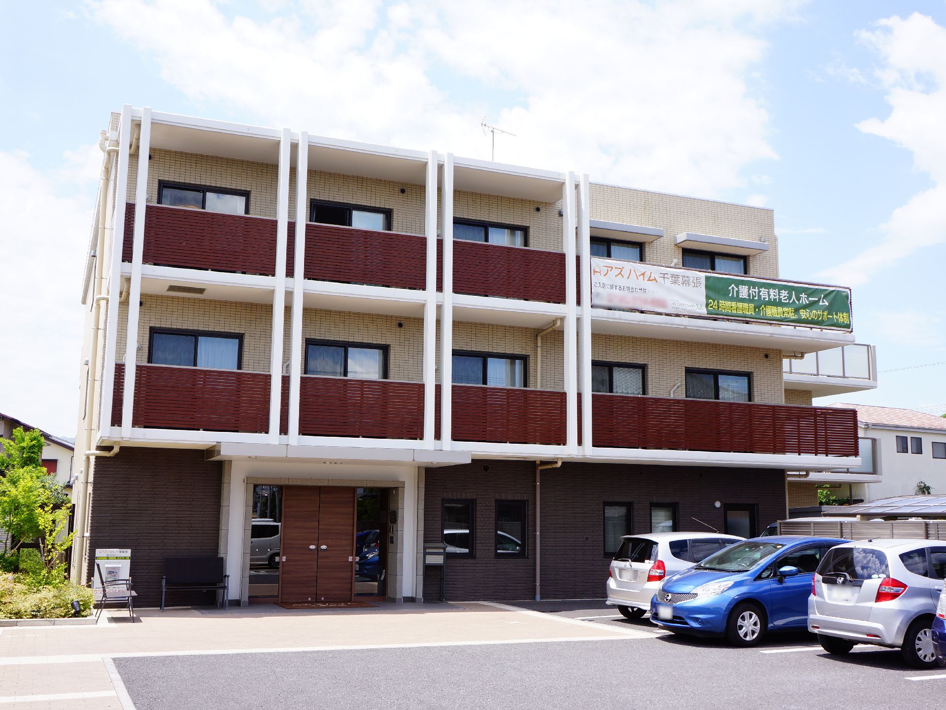 施設は住宅街にあり、3階建てになっている。施設の敷地内に車の駐車スペースがあるので、ご家族の方の送り迎え時に利用できる。