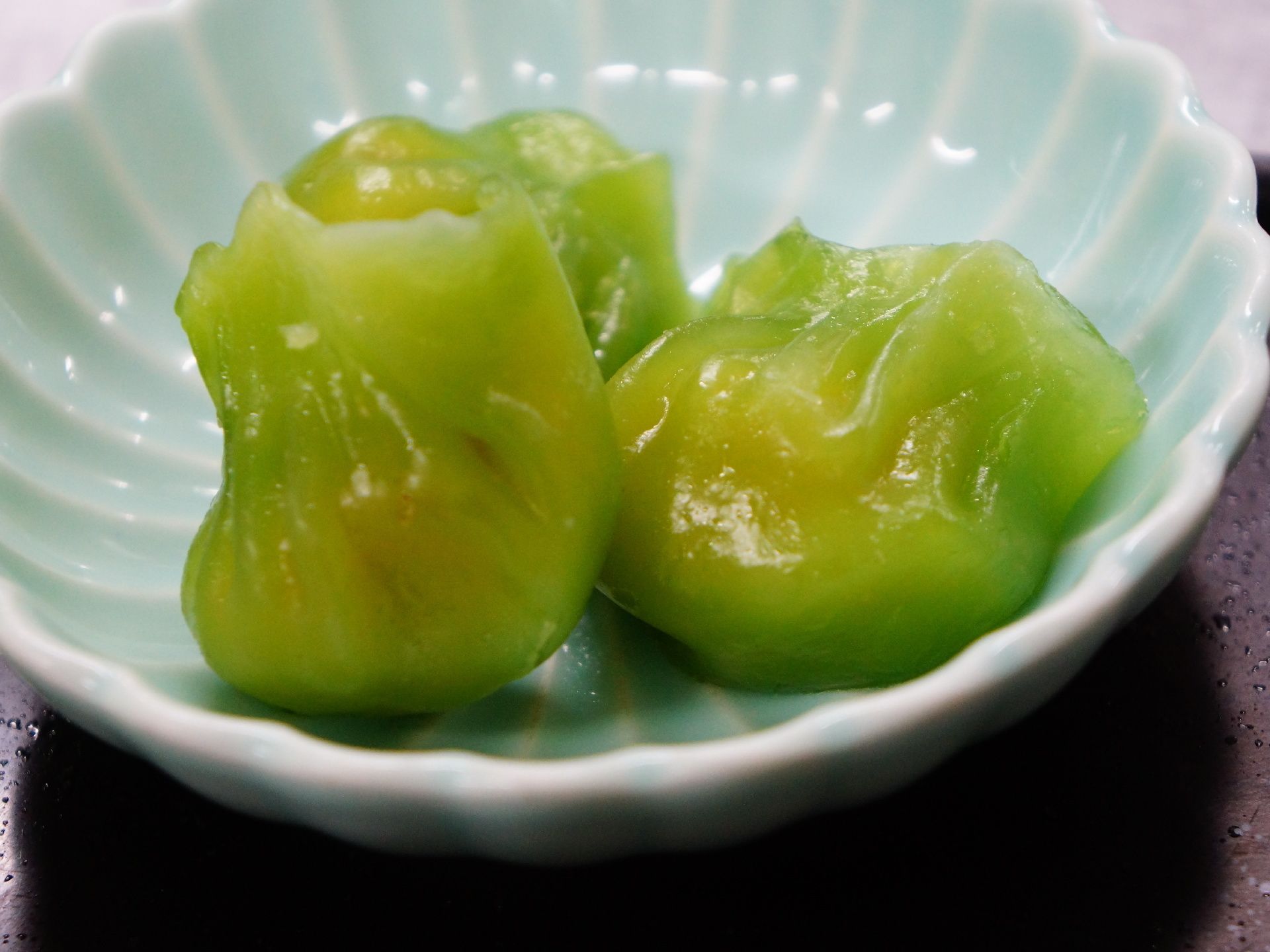 食事メニューの1つとして、水餃子がでます。緑色の皮にあんが包まれていて、見た目も楽しむことができる。