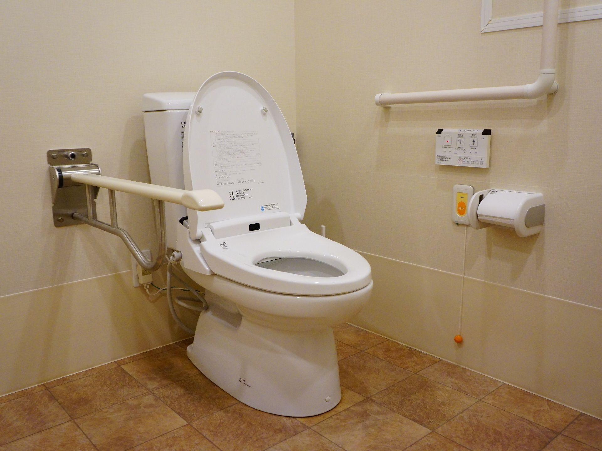 トイレの壁左右には2種類の手すりが取り付けられている。ナースコールボタンもあるので安心して利用できる。